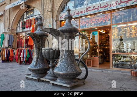 Gigante di Qalamzani, o Ghalamzani (arte tradizionale iraniana dell'incisione del metallo) ewers esposti all'esterno di un negozio di artigianato a Isfahan, Iran. Foto Stock