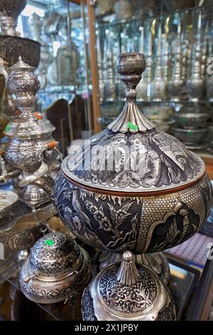 Ciotole di Qalamzani, o Ghalamzani (arte tradizionale iraniana dell'incisione del metallo) esposte in un negozio di articoli da regalo. Isfahan, Iran. Foto Stock