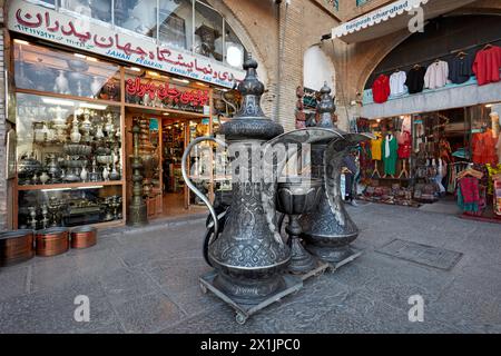 Gigante di Qalamzani, o Ghalamzani (arte tradizionale iraniana dell'incisione del metallo) ewers esposti all'esterno di un negozio di artigianato a Isfahan, Iran. Foto Stock