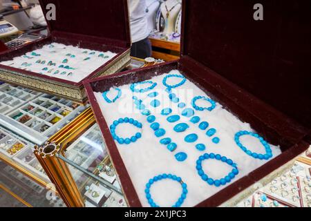 Una selezione di pietre preziose turchesi lucide esposte in una gioielleria a Isfahan, Iran. Foto Stock