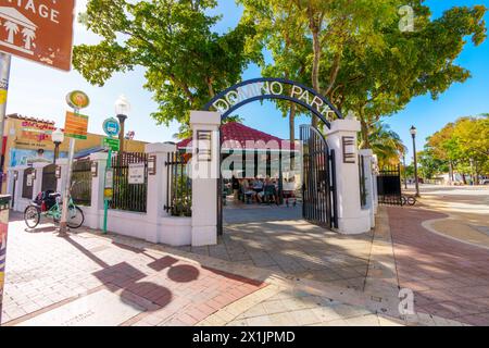 Miami, Florida, USA - 12 aprile 2024: Persone che suonano al Domino Park Miami Calle Ocho Foto Stock