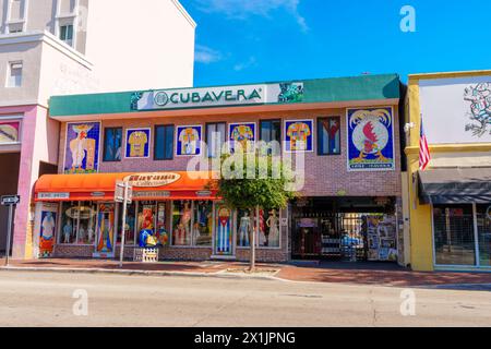 Miami, Florida, USA - 12 aprile 2024: Negozi di souvenir Calle Ocho Miami Foto Stock