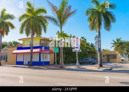 Miami, FL, Stati Uniti - 12 aprile 2024: Aziende e negozi Miami Calle Ocho Foto Stock