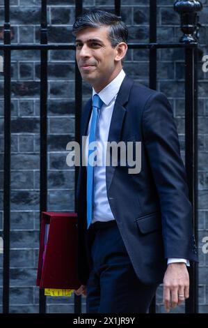 Londra, Inghilterra, Regno Unito. 17 aprile 2024. Il primo ministro britannico RISHI SUNAK parte al 10 di Downing Street prima della sessione delle domande del primo ministro (PMQ) alla camera dei comuni. (Credit Image: © Thomas Krych/ZUMA Press Wire) SOLO PER USO EDITORIALE! Non per USO commerciale! Foto Stock