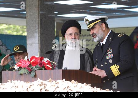 Il presidente iraniano Ebrahim Raisi partecipa a una parata in occasione della giornata Nazionale dell'Esercito a Teheran, Iran, il 17 aprile 2024. Foto di ParsPix/ABACAPRESS.COM credito: Abaca Press/Alamy Live News Foto Stock