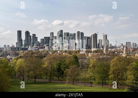 Il quartiere finanziario e degli affari di Canary Wharf a London Docklands, Londra, Regno Unito, visto da Greenwich Park attraverso il fiume Tamigi Foto Stock