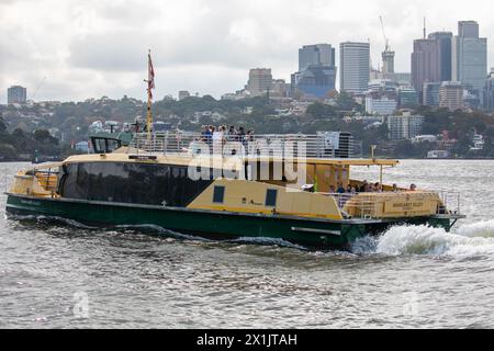 Il traghetto di Sydney, la MV Margaret Olley con passeggeri sul ponte superiore, si dirige verso il molo dei traghetti di Balmain East, il porto di Sydney, NSW, Australia Foto Stock