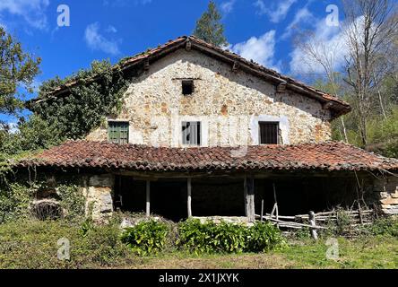 Fattoria abbandonata lungo il Camino del Norte in Spagna Foto Stock