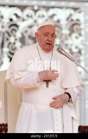 Città del Vaticano, Vaticano. 17 aprile 2024. Papa Francesco partecipa alla sua udienza generale settimanale a St. Piazza PeterÕs credito: Riccardo De Luca - aggiornamento immagini/Alamy Live News Foto Stock