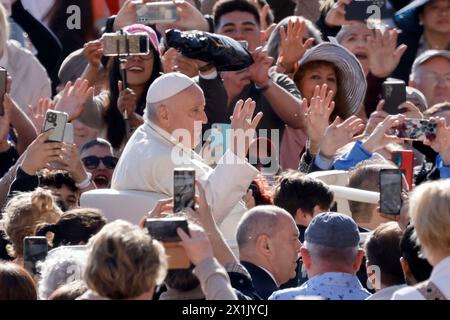 Città del Vaticano, Vaticano. 17 aprile 2024. Papa Francesco ondata ai fedeli mentre arriva per la sua udienza generale settimanale a San Piazza PeterÕs credito: Riccardo De Luca - aggiornamento immagini/Alamy Live News Foto Stock