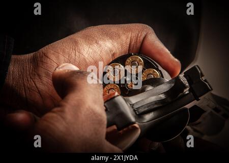 Giovane uomo nero con una pistola .38 in mano Foto Stock