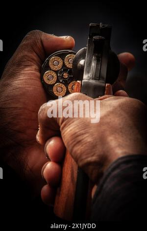 Giovane uomo nero con una pistola .38 in mano Foto Stock