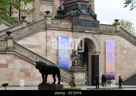 Berlino, Germania. 17 aprile 2024. La mostra 'Caspar David Friedrich. Paesaggi infiniti' in occasione del 250° anniversario della nascita dell'artista possono essere visti nella alte Nationalgalerie. Crediti: Jens Kalaene/dpa/Alamy Live News Foto Stock