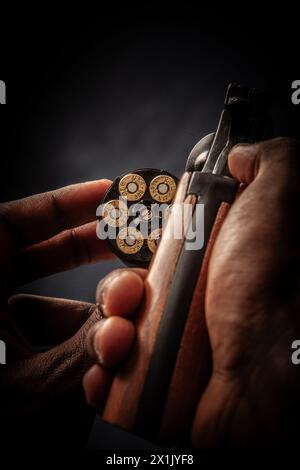 Giovane uomo nero con una pistola .38 in mano Foto Stock