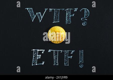 Iscrizione Bitcoin e ETF in gesso primo piano su sfondo nero. Criptovaluta, realtà virtuale, moneta del futuro. Foto Stock