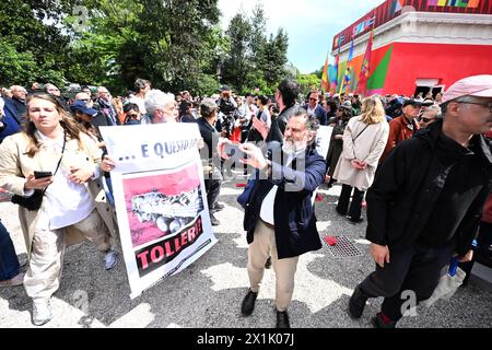 Venedig, Italia. 17 aprile 2024. I manifestanti con bandiere palestinesi protestano alla pre-apertura ai Giardini sulla base della Biennale d'Arte di Venezia. La Biennale Arte apre il 20.04.2024 e prosegue fino al 24.11.2024. Crediti: Felix Hörhager/dpa/Alamy Live News Foto Stock