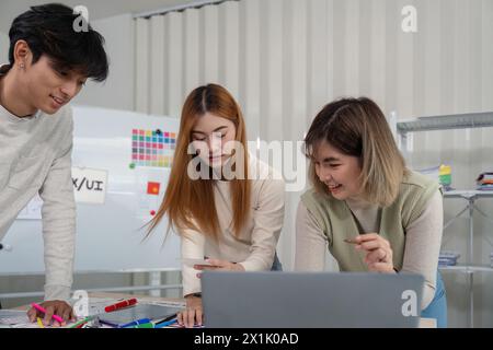Brainstorming team di creativi graphic designer per il Web. I designer creativi presentano l'interfaccia utente ux al team. Riunione di lavoro del team di progettisti in ufficio Foto Stock