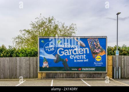 Poster che pubblicizza il centro di Lidl - corridoio intermedio nel supermercato Lidl che vende attrezzature da giardinaggio. Foto Stock