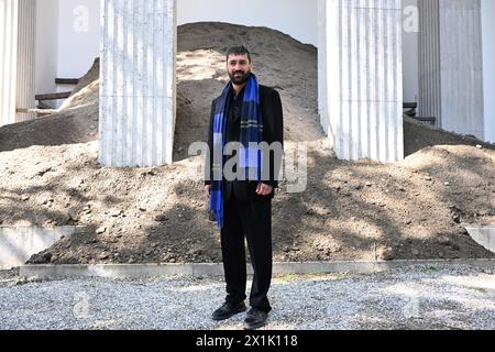 Venedig, Italia. 17 aprile 2024. L'artista Ersan Mondtag si trova di fronte al padiglione tedesco in occasione della pre-apertura ai Giardini, all'interno della Biennale Arte, che apre il 20 aprile 2024 e prosegue fino al 24 novembre 2024. Crediti: Felix Hörhager/dpa/Alamy Live News Foto Stock