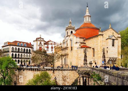 Vista della città di Amarate e di St Ponte Goncalo sul fiume Tamega. Il Monastero di São fu fondato nel 1543 da João III Portogallo. Foto Stock