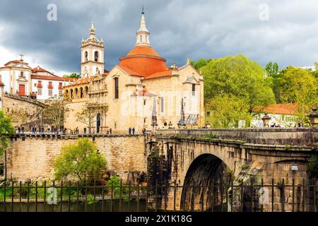 Vista della città di Amarate e di St Ponte Goncalo sul fiume Tamega. Il Monastero di São fu fondato nel 1543 da João II Portogallo. Foto Stock