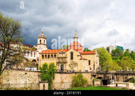 Vista della città di Amarate e di St Ponte Goncalo sul fiume Tamega. Il Monastero di São fu fondato nel 1543 da João III Portogallo. Foto Stock