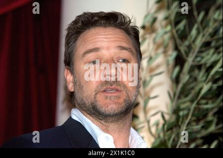 L'attore australiano Russell Crowe parla durante una conferenza stampa per annunciare che si unirà al cast di "Ben Hur" come narratore al Blue Hotel Sydne Foto Stock