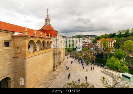 La vista elevata del Monastero di São fu fondata nel 1543 da João III nella città di Amarante, in Portogallo. È classificato come National Mo Foto Stock