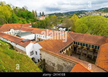 La vista elevata del Monastero di São fu fondata nel 1543 da João III nella città di Amarante, in Portogallo. È classificato come National Mo Foto Stock