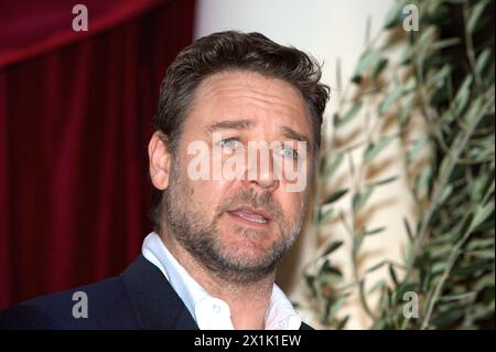 L'attore australiano Russell Crowe parla durante una conferenza stampa per annunciare che si unirà al cast di "Ben Hur" come narratore al Blue Hotel Sydne Foto Stock