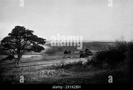 Una vista dalla cima di Portsdown Hill a Portsmouth, guardando verso nord e mostrando l'ampio paesaggio che si estende fino a South Downs. Foto originale di Russell and Sons, Southsea. Originariamente stampato e pubblicato per la Portsmouth and Southsea Improvement Association, c1924. Foto Stock