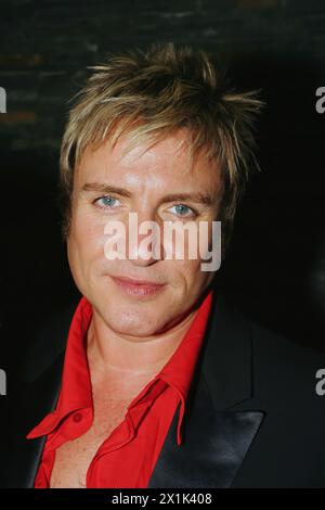 DURAN DURAN LANCIA IL LORO NUOVO ALBUM 'ASTRONAUT', SYDNEY, AUSTRALIA 23 AGOSTO 2004-duran duran.-Simon le Bon.PICS : PAUL LOVELACE Foto Stock