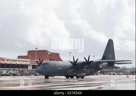 Un HC-130 Combat King II della U.S. Air Force assegnato al 176th Wing dalla Joint base Elmendorf-Richardson, Alaska, taxi sulla pista da parcheggiare e c Foto Stock