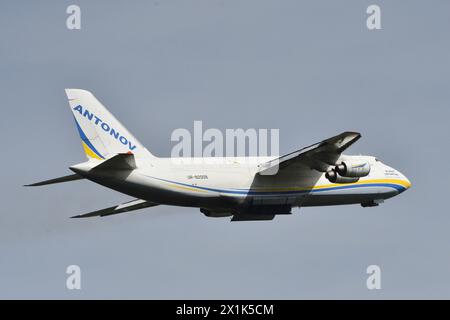 GILZE RIJEN - il più grande aereo cargo al mondo, l'Antonov 124 dall'Ucraina, è stato assunto per pilotare elicotteri Chinook in Iraq. Qui decolla dalla base aerea di Gilze Rijen. ANP / Hollandse Hoogte / Erald van der AA netherlands Out - belgio Out Foto Stock