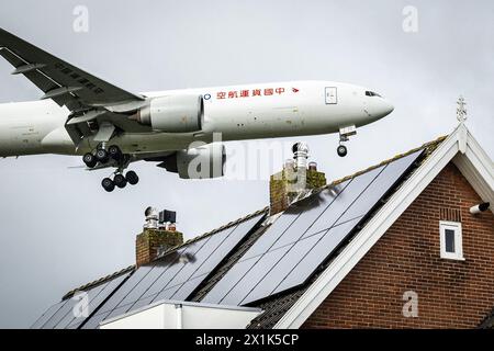 OUDE Meer - gli aerei volano in basso sulle case sull'Aalsmeerderdijk a Oude Meer durante l'atterraggio sull'Aalsmeerderbaan di Schiphol. Nonostante a Schiphol vengano utilizzati aeromobili sempre più silenziosi, i residenti che vivono vicino all'aeroporto subiscono un aumento dell'inquinamento acustico. Foto: ANP / Hollandse Hoogte / Jeffrey Groeneweg netherlands Out - belgium Out Foto Stock