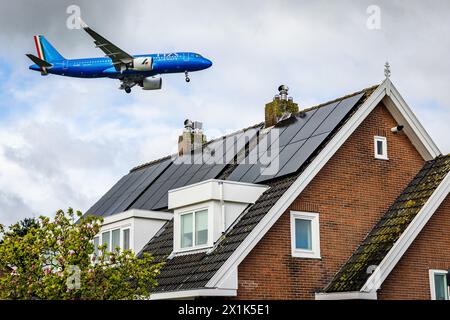 OUDE Meer - gli aerei volano in basso sulle case sull'Aalsmeerderdijk a Oude Meer durante l'atterraggio sull'Aalsmeerderbaan di Schiphol. Nonostante a Schiphol vengano utilizzati aeromobili sempre più silenziosi, i residenti che vivono vicino all'aeroporto subiscono un aumento dell'inquinamento acustico. Foto: ANP / Hollandse Hoogte / Jeffrey Groeneweg netherlands Out - belgium Out Foto Stock