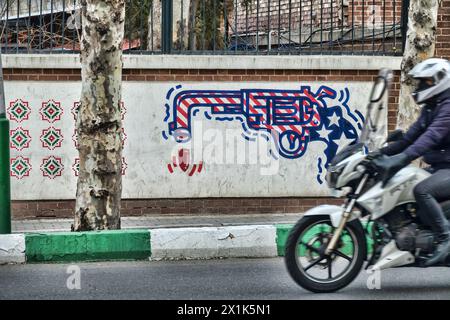 Teheran, Iran - 14 gennaio 2023: Revolver sotto forma di una stella americana-bandiera spangled con una canna piegata (non funzionerà per uccidere). pr. Dimostrazione Foto Stock