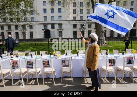 Downing Street, Londra, Regno Unito. 17 aprile 2024. Il Seder Table vuoto di fronte a Downing Street, 133 sedie che rappresentano gli ostaggi ancora da riportare a casa da Hamas. Crediti: Matthew Chattle/Alamy Live News Foto Stock