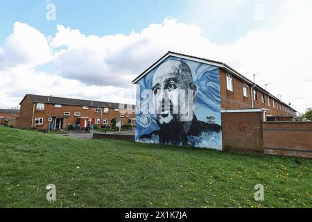 Un murale di Pep Guardiola manager del Manchester City sul lato destro di una casa dei tifosi nella tenuta appena oltre la strada dallo Stadio Etihad durante i quarti di finale di UEFA Champions League Manchester City vs Real Madrid all'Etihad Stadium, Manchester, Regno Unito, 17 aprile 2024 (foto di Mark Cosgrove/News Images) Foto Stock