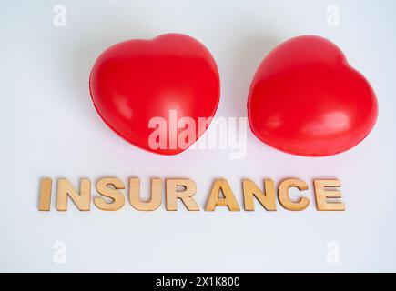 Forme del cuore con testo assicurativo su sfondo bianco. Concetto di assicurazione sulla vita Foto Stock