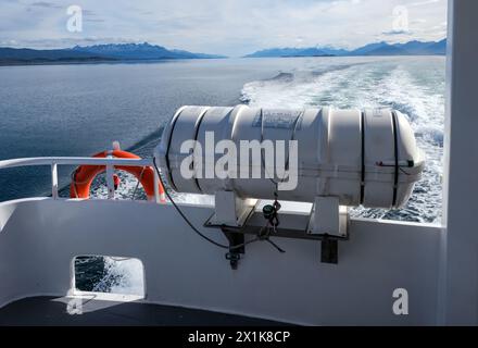 Ushuaia, Tierra del Fuego, Argentina - zattera di salvataggio su una barca per escursioni nel Canale di Beagle, il Canale di Beagle è un canale naturale a sud Foto Stock