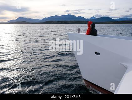 Ushuaia, Tierra del Fuego, Argentina - turisti su una barca per escursioni nel Canale di Beagle, il Canale di Beagle è un corso d'acqua naturale nel sud del paese Foto Stock