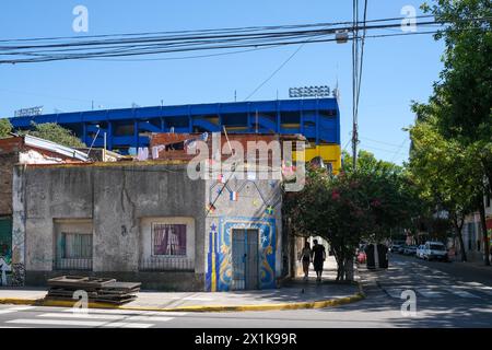 La Boca, Buenos Aires, Argentina - Stadio la Bombonera in blu e giallo. La Boca, case colorate nel quartiere del porto intorno a El Foto Stock