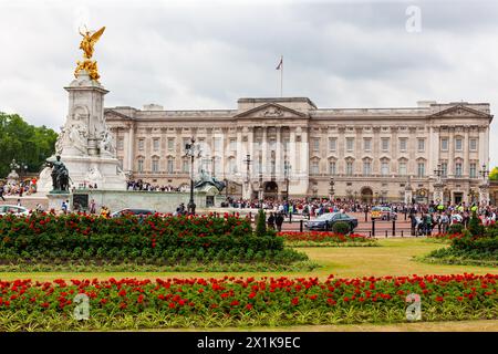 Londra, Regno Unito - 29 giugno 2010: Buckingham Palace. La folla affluisce al cancello intorno a Buckingham Palace sperando di dare un'occhiata a un reale. Foto Stock