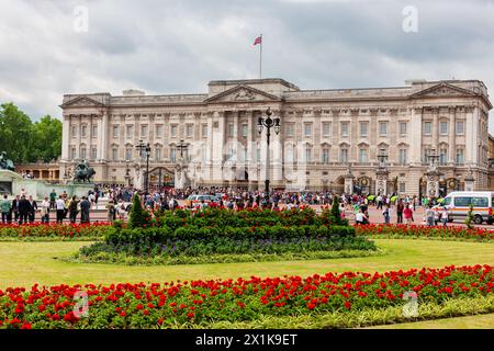 Londra, Regno Unito - 29 giugno 2010: Buckingham Palace. La folla affluisce al cancello intorno a Buckingham Palace sperando di dare un'occhiata a un reale. Foto Stock