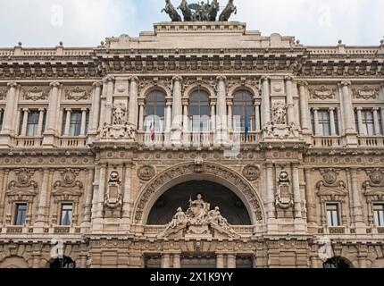 Dettaglio ravvicinato che mostra l'esterno ornato della facciata dell'edificio del Palazzo di giustizia a roma con statue Foto Stock