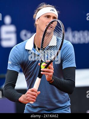 Monaco, Germania. 17 aprile 2024. Tennis: Tour ATP - Monaco, singoli, uomini, 16° turno. Zverev (Germania) - Rodionov (Austria). Alexander Zverev in azione. Crediti: Sven Hoppe/dpa/Alamy Live News Foto Stock