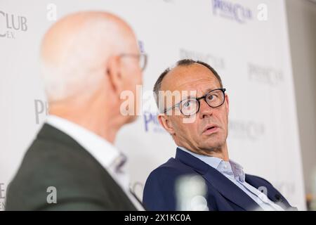 Monaco, Germania. 17 aprile 2024. Il leader della CDU Germania e leader del gruppo paraliamentario della CDU/CSU Friedrich Merz il 17 aprile 2024 presso il Pressclub di Monaco, Germania. (Foto di Alexander Pohl/Sipa USA) credito: SIPA USA/Alamy Live News Foto Stock