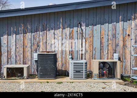 Unità di aria condizionata invecchiate su pareti in legno intemperie, Spiceland Foto Stock