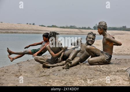 Khulna, Bangladesh - 14 aprile 2024: I bambini coraggiosi del villaggio giocano con l'argilla a paikgacha a khulna, Bangladesh. Foto Stock